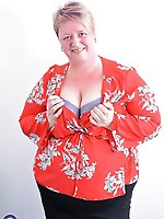 Big british mature BBW playing with herself