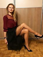 Hottest housewife posing undressed on picture