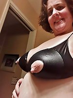 Juicy experienced cougar posing nude outdoors