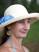 Mature mom is showing her sexy lines on camera