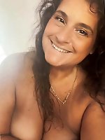 Inviting aged mom wants to have oral sex with vibrator